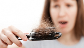 Quelques astuces pour éviter la chute de cheveux
